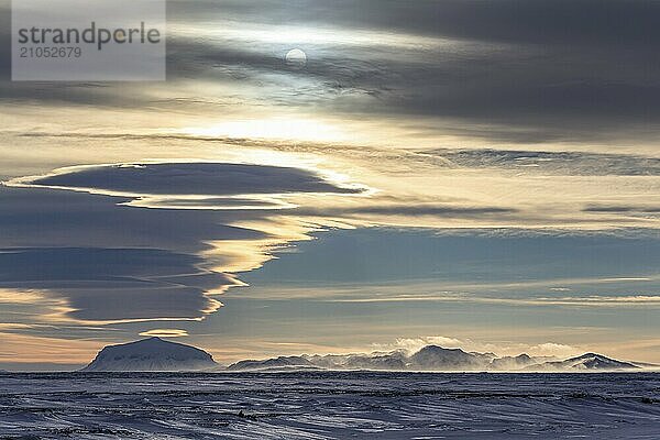 Verschneite Berge im Gegenlicht  Wolkenstimmung  sonnig  windig  Ausblick auf Herdubreid  Nordisland  Island  Europa