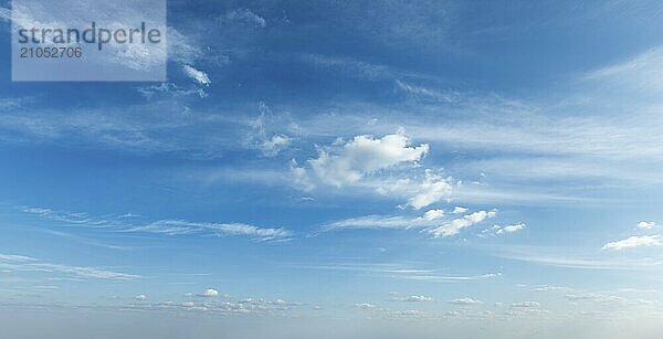 Friedliche und heitere Himmel mit Wolken Hintergrund