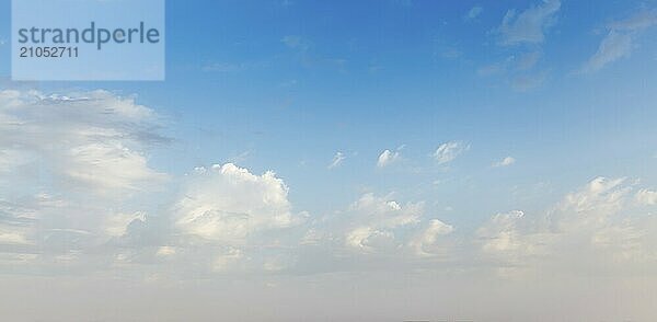 Friedliche und heitere Himmel mit Wolken auf Sonnenuntergang Hintergrund