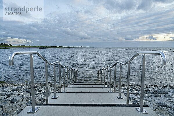 Treppe mit Geländer zur Nordsee  Hochwasser  Dramatischer Himmel  Nationalpark Niedersächsisches Wattenmeer  Norddeich  Ostfriesland  Niedersachsen  Deutschland  Europa