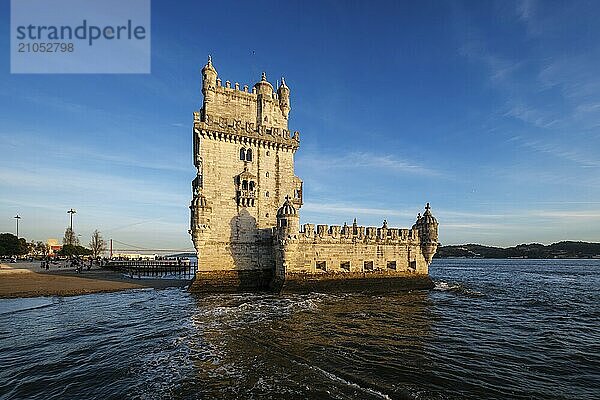 Turm von Belem oder Turm des Heiligen Vinzenz  berühmtes touristisches Wahrzeichen von Lissabon und Touristenattraktion  am Ufer des Tejo bei Sonnenuntergang. Lissabon  Portugal  Europa