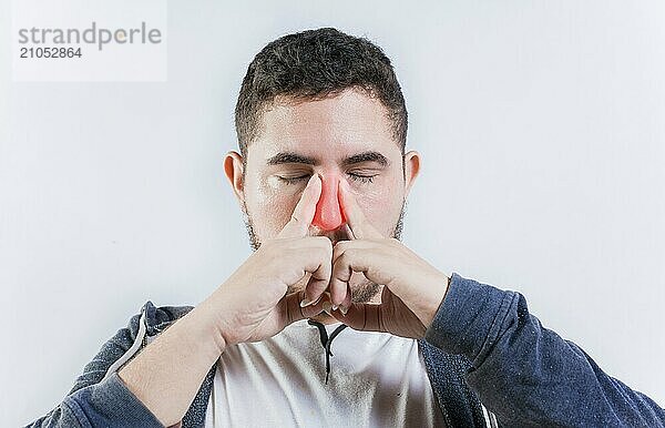 Sore Person leidet mit nasal Brücke auf isolierten Hintergrund. Leidender Mann mit Nasenverstopfung