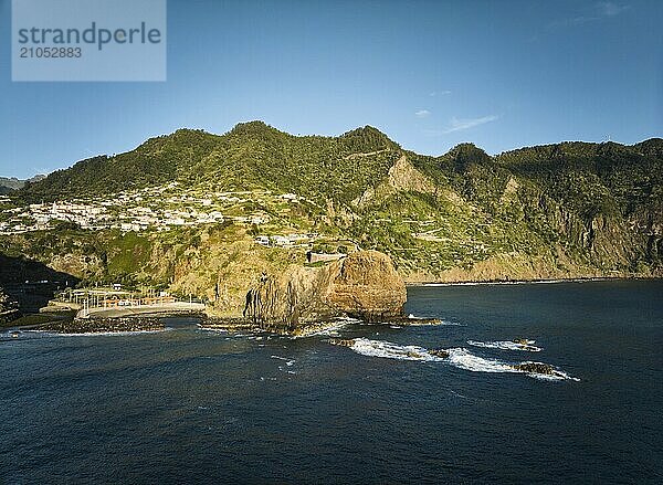 Luftaufnahme der Küstenlandschaft der Klippen von Madeira bei Sonnenaufgang  Aussichtspunkt Guindaste  Insel Madeira  Portugal  Europa