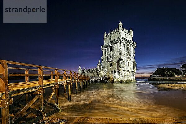 Turm von Belem oder Turm des Heiligen Vinzenz  berühmtes touristisches Wahrzeichen von Lissabon und Touristenattraktion  am Ufer des Tejo nach Sonnenuntergang in der Dämmerung mit dramatischem Himmel. Lissabon  Portugal  Europa