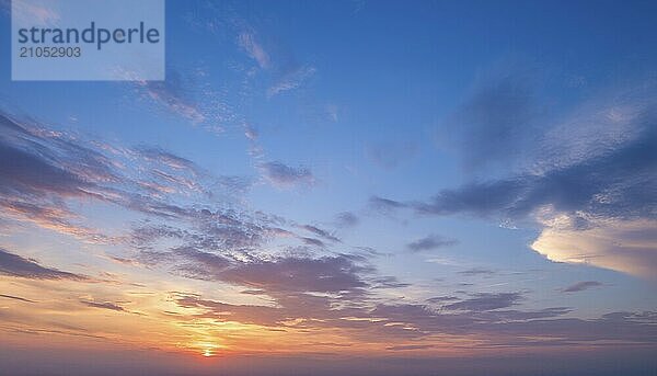 Schöne dramatische landschaftlichen Sonnenuntergang Himmel Hintergrund