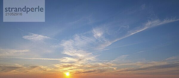 Schöne dramatische landschaftlichen Sonnenuntergang Himmel Hintergrund