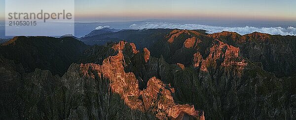 Drohnen Panoramablick auf den Pico do Arieiro und die Berge über den Wolken bei Sonnenuntergang. Über Pico Ruivo  Insel Madeira  Portugal  Europa