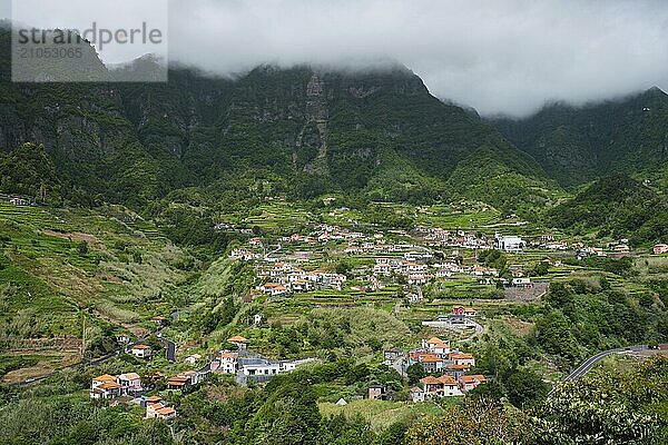 Das Dorf Sao Vicente im grünen Tal auf der Insel Madeira  Portugal  Europa