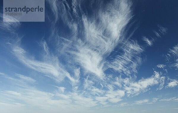 Friedliche und heitere Himmel mit Wolken Hintergrund