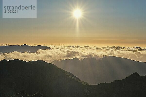 Drohnenansicht der Berge über den Wolken in der Nähe des Pico Ruivo bei Sonnenuntergang. Insel Madeira  Portugal  Europa