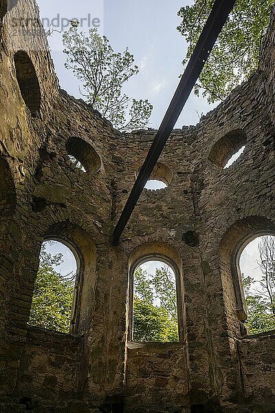 Die Blechburg ist ein heute ruinöser  ehemaliger Aussichtsturm mit Aussichtsbastion am nördlichen Ende des Jägerbergs auf Wahnsdorfer Flur in der Stadt Radebeul in Sachsen. Die Ruine steht inmitten eines in den letzten Jahrzehnten aufgelaufenen Waldes auf der Hangkante auf etwa 235 m  Radebeul Weinhänge  Radebeul  Sachsen  Deutschland  Europa