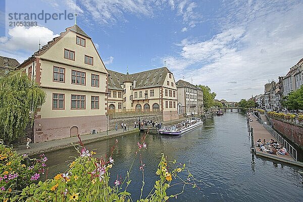 Musée historique  historisches Museum  Ill  Fluss mit Schiffsverkehr  Sightseeing  Tourismus  Stadtrundfahrt  Menschengruppe  Steg  sitzend  Idylle  Grande Île  Strasbourg  Bas-Rhin  Elsass  Frankreich  Europa