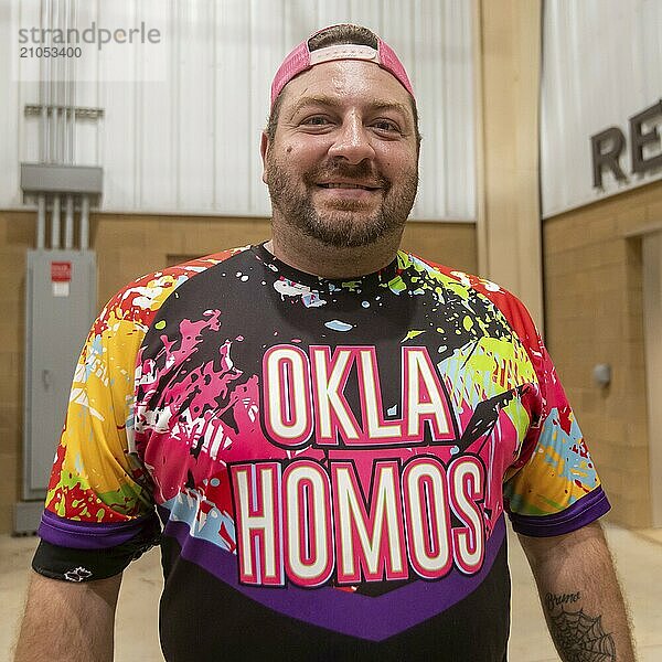 Oklahoma City  Oklahoma  Ein Teilnehmer zeigt sein Hemd beim Great Plains Rodeo  einem jährlich stattfindenden Rodeo für Schwule  das traditionelle Rodeowettbewerbe bietet und gleichzeitig die Kameradschaft der LGBTQ Gemeinschaft betont