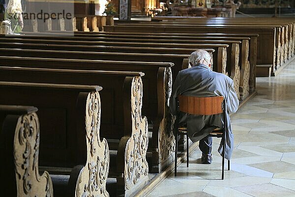 Alter grauhaariger Mann als einziger Kirchenbesucher  Innenraum der Zisterzienserabteikirche Fürstenfeld in Fürstenfeldbruck  Oberbayern  Bayern  Deutschland  Europa