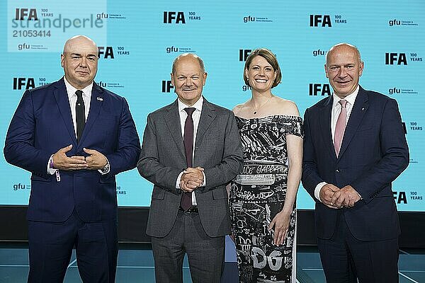 Leif-Erik Lindner (Geschäftsführer der IFA Management GmbH)  Olaf Scholz  Bundeskanzler der Bundesrepublik Deutschland  SPD)  Sara Warneke (Geschäftsführung der gfu Consumer & Home Electronics GmbH) und Kai Wegner  Regierender Bürgermeister von Berlin (CDU) bei der Eröffnungsgala zu 100 Jahre IFA im CityCube  Berlin  05.09.2024