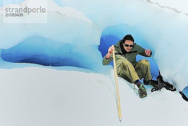 Ein Mann in einer Eishöhle  Fox Glacier  Westland Nationalpark  Weltnaturerbe South West New Zealand  Südalpen  Westküste  Südinsel Neuseeland  Fox Glacier  Südalpen  Neuseeland  Ozeanien