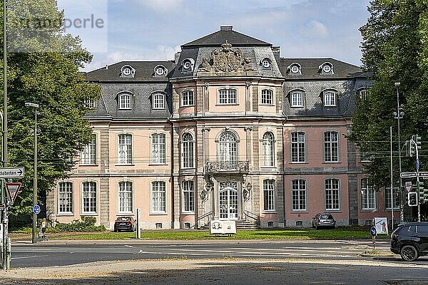 Die Jägerhofallee im Hofgarten dem zentralen Stadtpark in Düsseldorf  Blick auf Schloss Jägerhof  Nordrhein-Westfalen  Deutschland  Europa