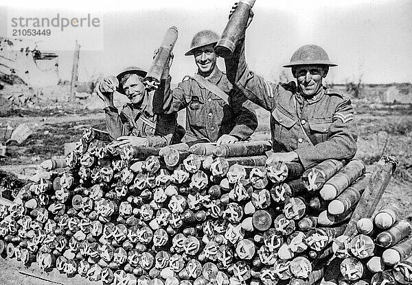 1917 Britische Artilleriesoldaten des Ersten Weltkriegs posieren mit Feldgeschützen in Zillebeke  Westflandern  Belgien  während des Ersten Weltkriegs  Europa