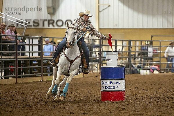 Oklahoma City  Oklahoma  Das Flaggenrennen beim Great Plains Rodeo  einem jährlich stattfindenden Rodeo für Schwule  bei dem traditionelle Rodeowettbewerbe stattfinden und gleichzeitig die Kameradschaft der LGBTQ Gemeinschaft betont wird