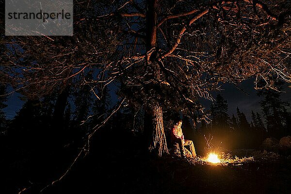 Mann abends am Biwak mit Lagerfeuer  Lappland  Schweden  Skandinavien  Europa