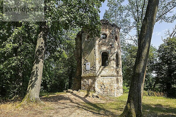 Die Blechburg ist ein heute ruinöser  ehemaliger Aussichtsturm mit Aussichtsbastion am nördlichen Ende des Jägerbergs auf Wahnsdorfer Flur in der Stadt Radebeul in Sachsen. Die Ruine steht inmitten eines in den letzten Jahrzehnten aufgelaufenen Waldes auf der Hangkante auf etwa 235 m  Radebeul Weinhänge  Radebeul  Sachsen  Deutschland  Europa