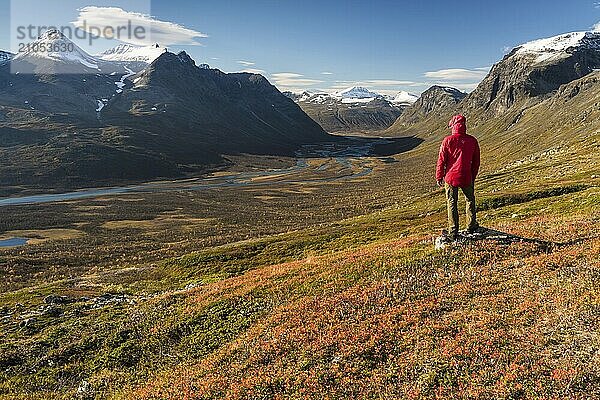 Mann blickt über das Rapdalen  Schweden  Lappland  Europa