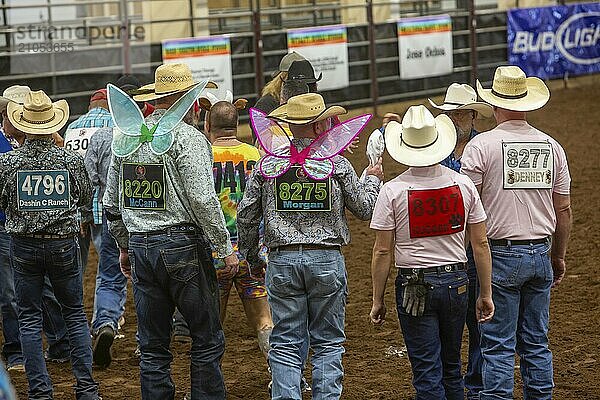 Oklahoma City  Oklahoma  Das Great Plains Rodeo  ein jährlich stattfindendes Rodeo für Schwule  bei dem traditionelle Rodeowettbewerbe stattfinden und gleichzeitig die Kameradschaft der LGBTQ Gemeinschaft im Vordergrund steht. Die Teilnehmer stellen sich an  um ein Paar Unterhosen zu erhalten  die beim Goat Dressing verwendet werden  bei dem die Teilnehmer versuchen  die Unterhosen am schnellsten über eine Ziege zu ziehen