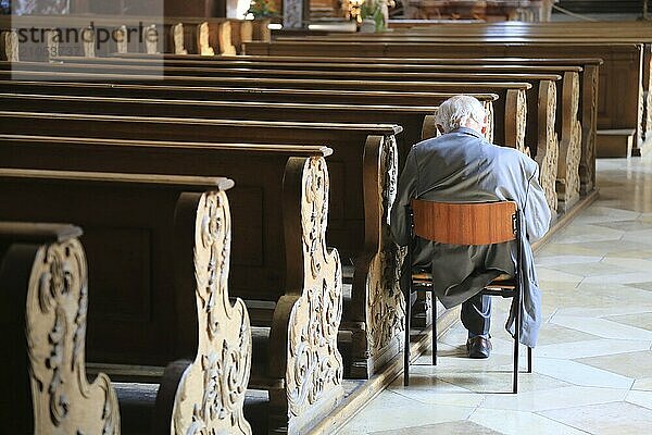 Alter grauhaariger Mann als einziger Kirchenbesucher  Innenraum der Zisterzienserabteikirche Fürstenfeld in Fürstenfeldbruck  Oberbayern  Bayern  Deutschland  Europa