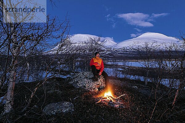 Mann am Lagerfeuer  Stora Sjöfallet Nationalpark  Welterbe Laponia  Norrbotten  Lappland  Schweden  Lappland  Schweden  Europa