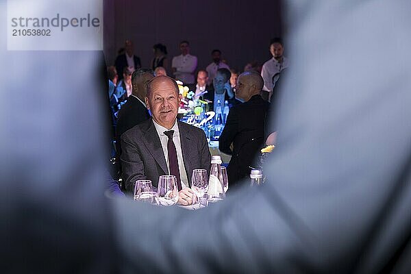 Olaf Scholz  Bundeskanzler der Bundesrepublik Deutschland (SPD) eingerahmt von zwei sich begrüßenden Personen bei der Eröffnungsgala zu 100 Jahre IFA im CityCube  Berlin  05.09.2024