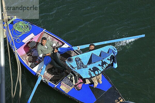 Souvenirhaendler mit einem Ruderboot auf dem Nil  Ägypten  Afrika