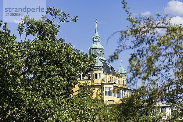 Weingut am Goldenen Wagen. Das Spitzhaus ist ein ehemaliges Lusthaus in der sächsischen Stadt Radebeul. Das weithin sichtbare Gebäude liegt auf der Hangkante des Elbtalkessels über der Hoflößnitz im Stadtteil Oberlößnitz. Das denkmalgeschützte (1) Wahrzeichen Radebeuls in der Spitzhausstraße 36 dient auch nach der Sanierung und Wiedereröffnung im Jahr 1997 als Ausflugsgaststätte mit einem weiten Ausblick über das Elbtal und bis nach Dresden.  Weinhänge in Radebeul  Radebeul  Sachsen  Deutschland  Europa