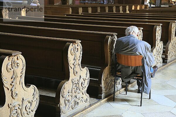 Alter grauhaariger Mann als einziger Kirchenbesucher  Innenraum der Zisterzienserabteikirche Fürstenfeld in Fürstenfeldbruck  Oberbayern  Bayern  Deutschland  Europa