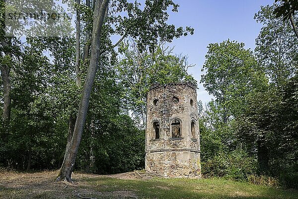 Die Blechburg ist ein heute ruinöser  ehemaliger Aussichtsturm mit Aussichtsbastion am nördlichen Ende des Jägerbergs auf Wahnsdorfer Flur in der Stadt Radebeul in Sachsen. Die Ruine steht inmitten eines in den letzten Jahrzehnten aufgelaufenen Waldes auf der Hangkante auf etwa 235 m  Radebeul Weinhänge  Radebeul  Sachsen  Deutschland  Europa