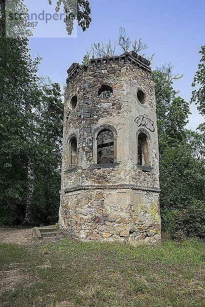 Die Blechburg ist ein heute ruinöser  ehemaliger Aussichtsturm mit Aussichtsbastion am nördlichen Ende des Jägerbergs auf Wahnsdorfer Flur in der Stadt Radebeul in Sachsen. Die Ruine steht inmitten eines in den letzten Jahrzehnten aufgelaufenen Waldes auf der Hangkante auf etwa 235 m  Radebeul Weinhänge  Radebeul  Sachsen  Deutschland  Europa