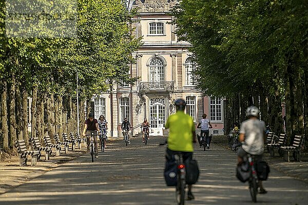 Die Jägerhofallee im Hofgarten dem zentralen Stadtpark in Düsseldorf  Blick auf Schloss Jägerhof  Nordrhein-Westfalen  Deutschland  Europa