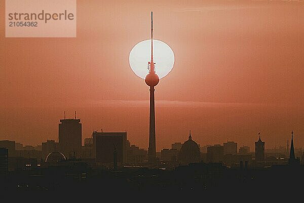 Der Sonnenaufgang zeichnet sich ab hinter der Stadtsilhouette mit dem Fernsehturm in Berlin  04.09.2024