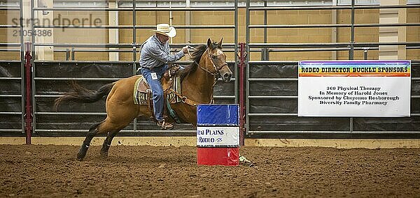 Oklahoma City  Oklahoma  Barrel Racing beim Great Plains Rodeo  einem jährlich stattfindenden Rodeo für Schwule  bei dem traditionelle Rodeowettbewerbe stattfinden und gleichzeitig die Kameradschaft der LGBTQ Gemeinschaft betont wird