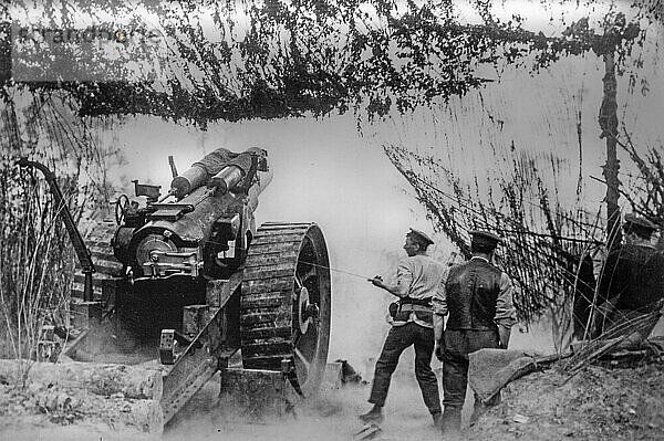 1916 Britische Artilleriesoldaten im Ersten Weltkrieg bei Wagnonlieu in der Nähe von Arras  Pas de Calais  Frankreich  die ein schweres 8 Zoll Haubitzen Feldgeschütz abfeuern  Europa