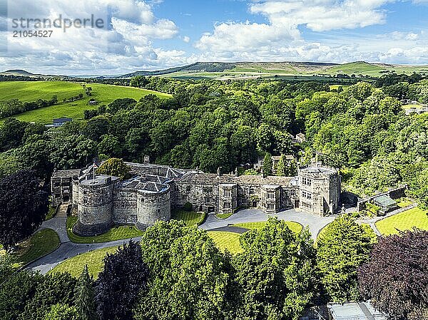 Skipton Castle aus einer Drohne  North Yorkshire  England  Großbritannien  Europa