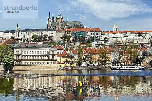 Blick auf die Karlsbrücke über die Moldau  die Prager Burg (Gradchany) und den Veitsdom