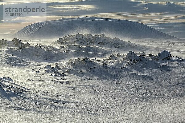 Erstarrte Lava und Steine im Schneesturm  windig  sonnig  Gegenlicht  Myvatn  Island  Europa