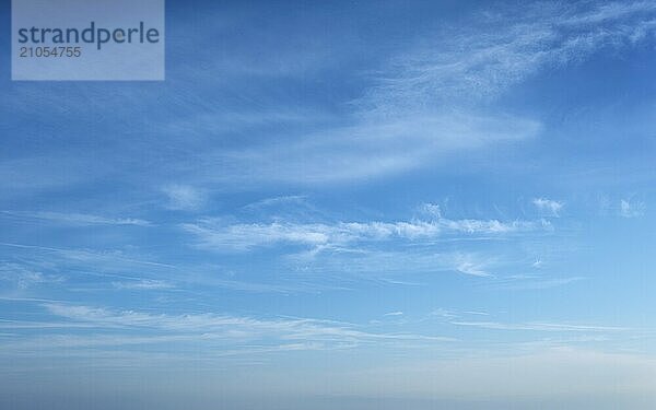 Friedliche und heitere Himmel mit Wolken Hintergrund