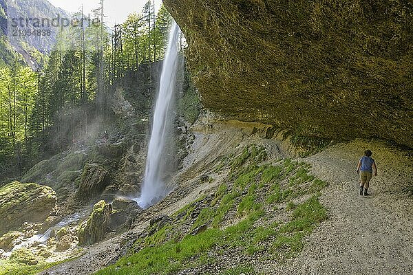 Frau geht hinter der Kaskade des Pericnik Wasserfalls  Mojstrana  Kranjska Gora  Slowenien  Europa