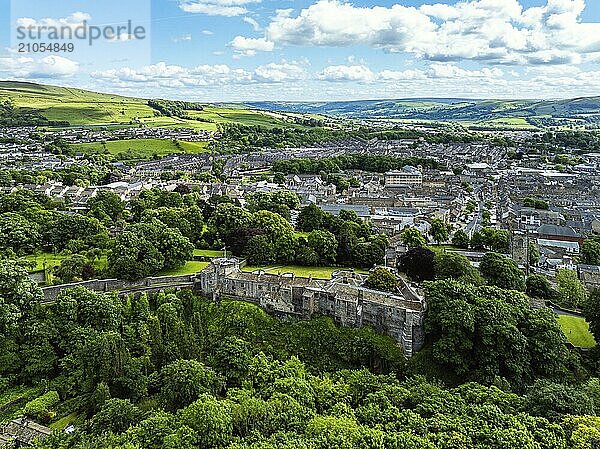 Skipton Castle aus einer Drohne  North Yorkshire  England  Großbritannien  Europa