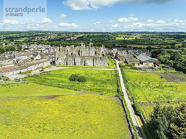 Middleham Castle aus einer Drohne  Middleham  Wensleydale  North Yorkshire  England  Großbritannien  Europa