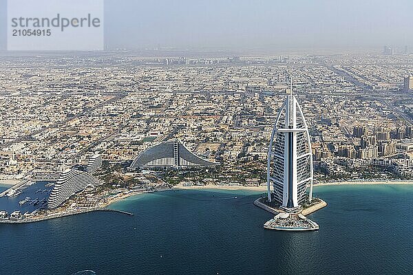 Dubai Burj Al Arab Luxus Hotel Luftaufnahme Luftbild am Meer von oben in Dubai  Vereinigte Arabische Emirate  Asien