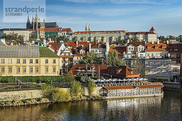 Blick auf die Mala Strana und die Prager Burg über die Moldau. Prag  Tschechische Republik  Europa