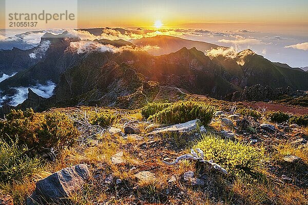 Blick auf die Berge über den Wolken vom Pico Ruivo bei Sonnenuntergang. Insel Madeira  Portugal  Europa