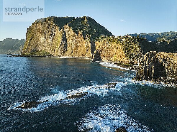 Luftaufnahme der Küstenlandschaft der Klippen von Madeira bei Sonnenaufgang  Aussichtspunkt Guindaste  Insel Madeira  Portugal  Europa